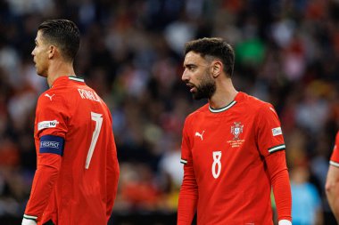 Cristiano Ronaldo ve Bruno Fernandes, UEFA Uluslar Ligi 2025 final maçında Portekiz ve İspanya milli takımları arasında görüldü (Maciej Rogowski)