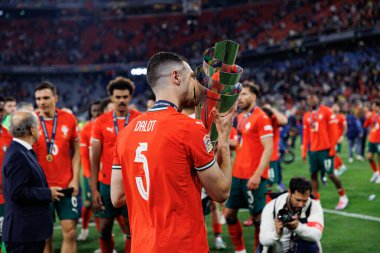 Diogo Dalot, UEFA Uluslar Ligi 2025 final maçında Portekiz ve İspanya milli takımları arasında bir kupa ile kutlama yaparken görüldü (Maciej Rogowski)