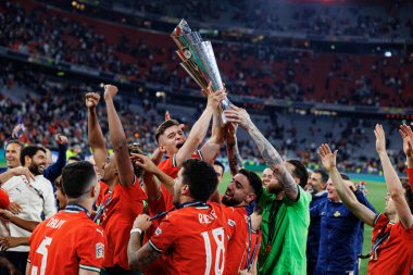 Portekiz 'in oyuncuları, UEFA Uluslar Ligi 2025 final maçında Francisco Conceicao ile kutlama yaparken görüldü (Maciej Rogowski)