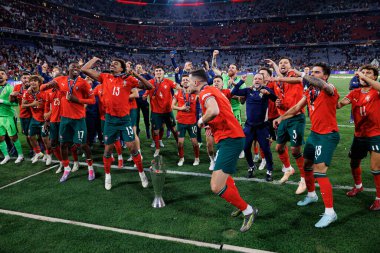 Portekiz 'in oyuncuları, UEFA Uluslar Ligi 2025 final maçında Portekiz ve İspanya milli takımları arasında kutlama yaparken görüldü (Maciej Rogowski)