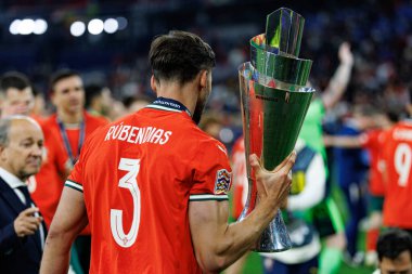  Ruben Dias, UEFA Uluslar Ligi 2025 final maçında Portekiz ve İspanya milli takımları arasında kupayla görüldü (Maciej Rogowski)