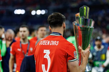  Ruben Dias, UEFA Uluslar Ligi 2025 final maçında Portekiz ve İspanya milli takımları arasında kupayla görüldü (Maciej Rogowski)