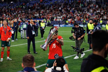 Ruben Neves, UEFA Uluslar Ligi 2025 final maçında Portekiz ve İspanya milli takımları arasında bir kupa ile kutlama yaparken görüldü (Maciej Rogowski)