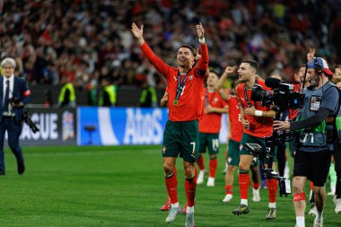 Cristiano Ronaldo, UEFA Uluslar Ligi 2025 final maçında Portekiz ve İspanya milli takımları arasında bir kupa ile kutlama yaparken görüldü (Maciej Rogowski)