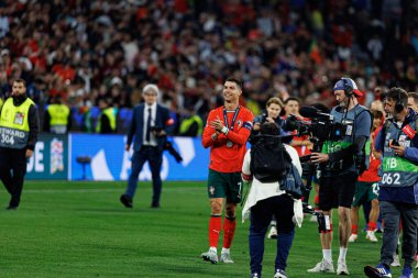 Cristiano Ronaldo, UEFA Uluslar Ligi 2025 final maçında Portekiz ve İspanya milli takımları arasında bir kupa ile kutlama yaparken görüldü (Maciej Rogowski)