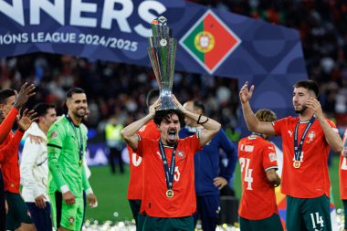 Vitinha, UEFA Uluslar Ligi 2025 final maçında Portekiz ve İspanya milli takımları arasında bir kupa ile kutlama yaparken görüldü (Maciej Rogowski)