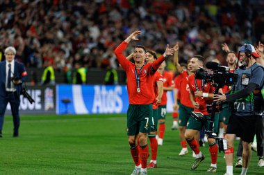 Cristiano Ronaldo, UEFA Uluslar Ligi 2025 final maçında Portekiz ve İspanya milli takımları arasında bir kupa ile kutlama yaparken görüldü (Maciej Rogowski)