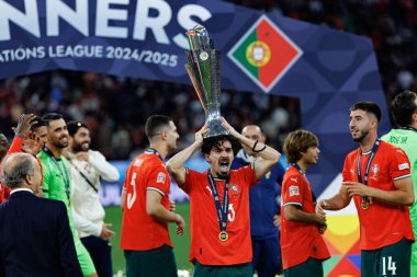 Vitinha, UEFA Uluslar Ligi 2025 final maçında Portekiz ve İspanya milli takımları arasında bir kupa ile kutlama yaparken görüldü (Maciej Rogowski)