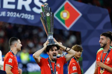 Vitinha, UEFA Uluslar Ligi 2025 final maçında Portekiz ve İspanya milli takımları arasında bir kupa ile kutlama yaparken görüldü (Maciej Rogowski)