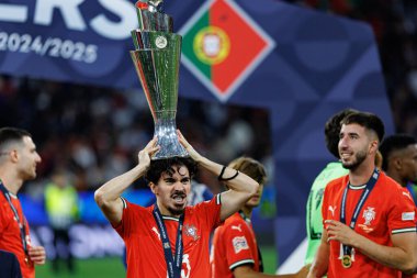 Vitinha, UEFA Uluslar Ligi 2025 final maçında Portekiz ve İspanya milli takımları arasında bir kupa ile kutlama yaparken görüldü (Maciej Rogowski)