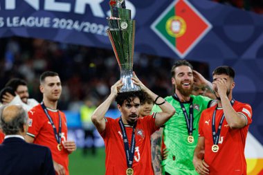 Vitinha, UEFA Uluslar Ligi 2025 final maçında Portekiz ve İspanya milli takımları arasında bir kupa ile kutlama yaparken görüldü (Maciej Rogowski)