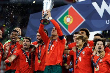 Portekiz 'in oyuncuları, UEFA Uluslar Ligi 2025 final maçında Portekiz ve İspanya milli takımları arasında bir kupa ile kutlama yaparken görüldü (Maciej Rogowski)