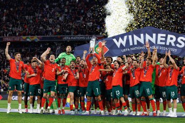 Portekiz 'in oyuncuları, UEFA Uluslar Ligi 2025 final maçında Portekiz ve İspanya milli takımları arasında bir kupa ile kutlama yaparken görüldü (Maciej Rogowski)