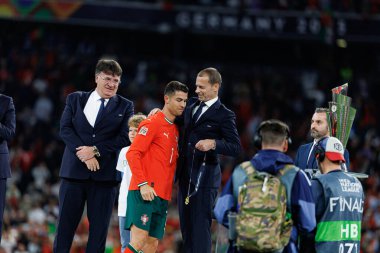 Cristiano Ronaldo ve Aleksander Ceferin, UEFA Uluslar Ligi 2025 final maçında Portekiz ve İspanya milli takımları arasında görüldü (Maciej Rogowski)