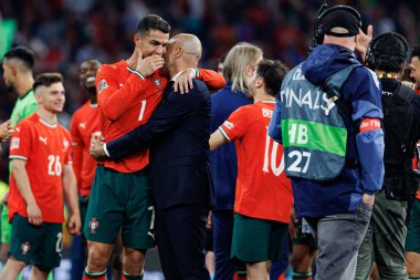 Cristiano Ronaldo ve Roberto Martinez, UEFA Uluslar Ligi 2025 final maçında Portekiz ve İspanya milli takımları arasında kutlama yaparken görüldü (Maciej Rogowski)