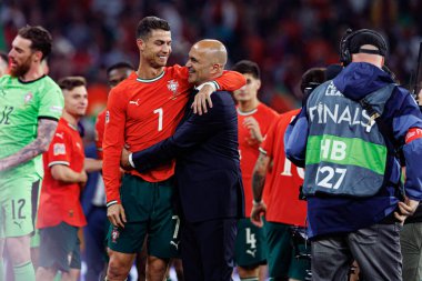 Cristiano Ronaldo ve Roberto Martinez, UEFA Uluslar Ligi 2025 final maçında Portekiz ve İspanya milli takımları arasında kutlama yaparken görüldü (Maciej Rogowski)