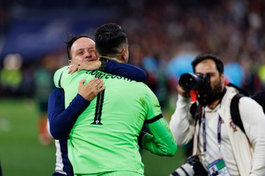 Ruben Neves ve Diogo Costa, UEFA Uluslar Ligi 2025 final maçında Portekiz ve İspanya milli takımları arasında kutlama yaparken görüldü (Maciej Rogowski)