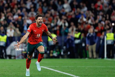 Ruben Neves, UEFA Uluslar Ligi 2025 final maçında Portekiz ve İspanya milli takımları arasında kutlama yaparken görüldü (Maciej Rogowski)