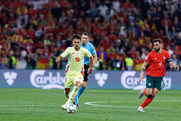 Martin Zubimendi ve Bruno Fernandes, UEFA Uluslar Ligi 2025 final maçında Portekiz ve İspanya milli takımları arasında görüldü (Maciej Rogowski)