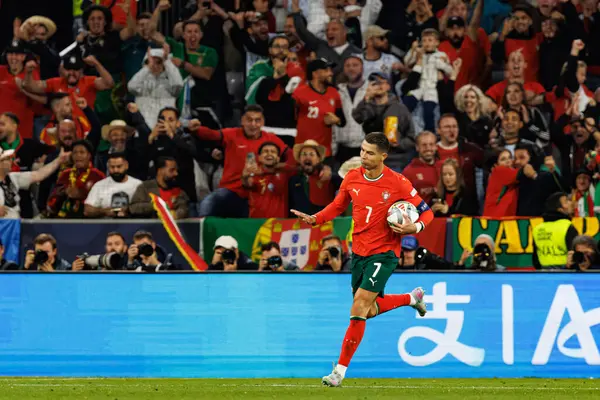 Cristiano Ronaldo, UEFA Uluslar Ligi 2025 final maçında Portekiz ve İspanya milli takımları arasında gol attıktan sonra kutlama yaparken görüldü (Maciej Rogowski)