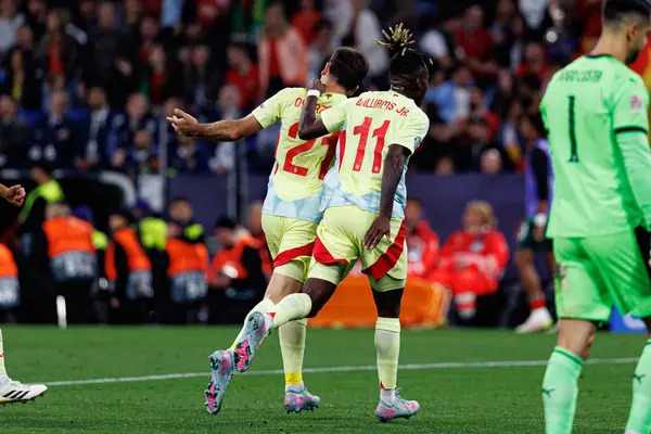 Mikel Oyarzabal ve Nico Williams, UEFA Uluslar Ligi 2025 final maçında Portekiz ve İspanya milli takımları (Maciej Rogowski)