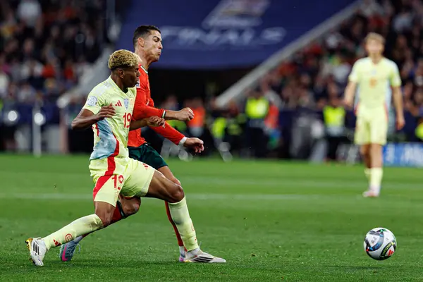 Lamine Yamal ve Cristiano Ronaldo, UEFA Uluslar Ligi 2025 final maçında Portekiz ve İspanya milli takımları arasında görüldü (Maciej Rogowski)