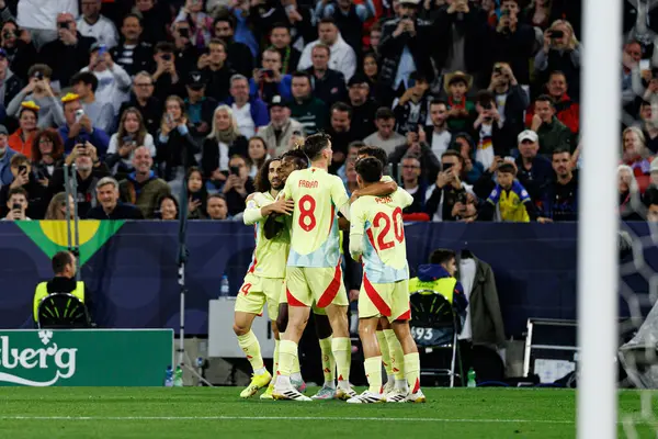 İspanya 'nın oyuncuları, UEFA Uluslar Ligi 2025 final maçında Portekiz ve İspanya milli takımları arasında gol üstüne gol atarken görüldü (Maciej Rogowski)