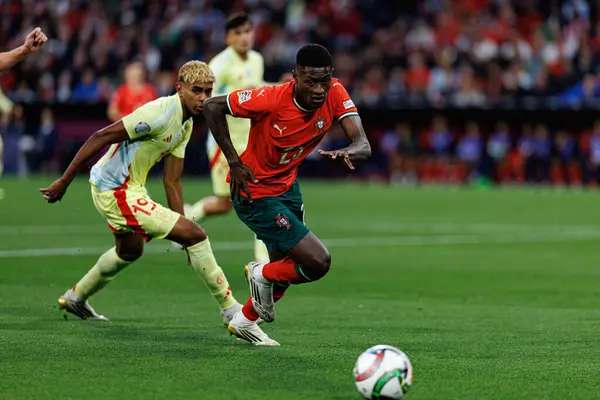 Lamine Yamal ve Nuno Mendes, UEFA Uluslar Ligi 2025 final maçında Portekiz ve İspanya milli takımları arasında görüldü (Maciej Rogowski)