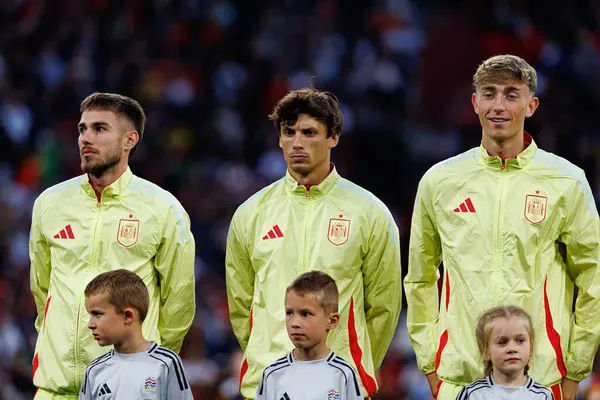 Oscar Mingueza, Robin Le Normand ve Dean Huijsen, UEFA Uluslar Ligi 2025 final maçında Portekiz ve İspanya milli takımları arasında görüldü (Maciej Rogowski)