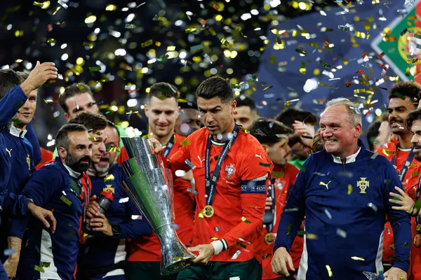 Portekiz 'in oyuncuları, UEFA Uluslar Ligi 2025 final maçında Portekiz ve İspanya milli takımları arasında bir kupa ile kutlama yaparken görüldü (Maciej Rogowski)