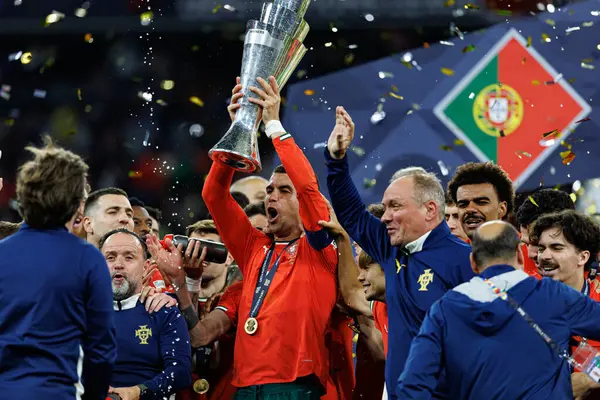 Portekiz 'in oyuncuları, UEFA Uluslar Ligi 2025 final maçında Portekiz ve İspanya milli takımları arasında bir kupa ile kutlama yaparken görüldü (Maciej Rogowski)
