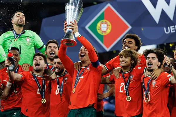 Portekiz 'in oyuncuları, UEFA Uluslar Ligi 2025 final maçında Portekiz ve İspanya milli takımları arasında bir kupa ile kutlama yaparken görüldü (Maciej Rogowski)