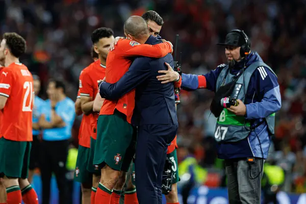 Cristiano Ronaldo ve Pepe, UEFA Uluslar Ligi 2025 final maçında Portekiz ve İspanya milli takımları arasında kutlama yaparken görüldü (Maciej Rogowski)