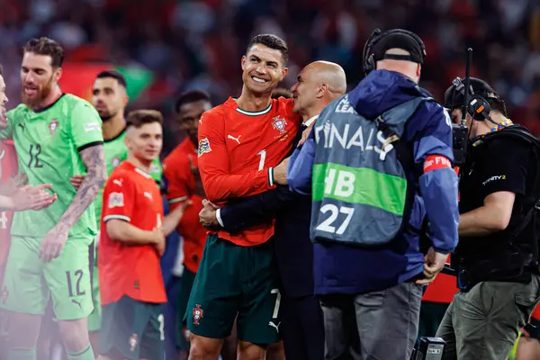 Cristiano Ronaldo ve Roberto Martinez, UEFA Uluslar Ligi 2025 final maçında Portekiz ve İspanya milli takımları arasında kutlama yaparken görüldü (Maciej Rogowski)
