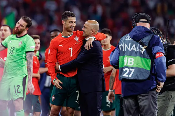 Cristiano Ronaldo ve Roberto Martinez, UEFA Uluslar Ligi 2025 final maçında Portekiz ve İspanya milli takımları arasında kutlama yaparken görüldü (Maciej Rogowski)