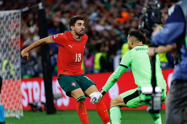 Ruben Neves ve Diogo Costa, UEFA Uluslar Ligi 2025 final maçında Portekiz ve İspanya milli takımları arasında kutlama yaparken görüldü (Maciej Rogowski)