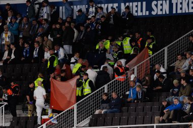 Finlandiya ve Polonya milli takımları arasında oynanan Dünya Kupası 2026 Avrupa ön eleme maçında kaydedilen tıbbi ekip görülüyor (Maciej Rogowski)