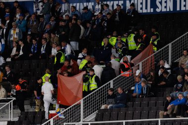 Finlandiya ve Polonya milli takımları arasında oynanan Dünya Kupası 2026 Avrupa ön eleme maçında kaydedilen tıbbi ekip görülüyor (Maciej Rogowski)