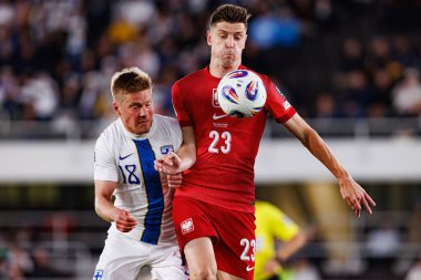 Jere Uronen ve Krzysztof Piatek, 2026 Dünya Kupası 'nda Finlandiya ve Polonya milli takımları arasında oynanan Avrupa ön eleme maçında görüldü (Maciej Rogowski)