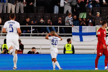 Joel Pohjanpalo, Finlandiya ve Polonya milli takımları arasındaki Dünya Kupası 2026 Avrupa ön eleme maçında gol attıktan sonra kutlama yaparken görüldü (Maciej Rogowski)
