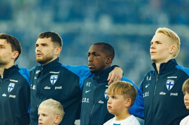 Arttu Hoskonen, Glen Kamara ve Matti Peltola, Finlandiya ve Polonya milli takımları arasındaki Dünya Kupası 2026 Avrupa ön eleme maçında görüldü (Maciej Rogowski)