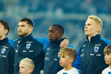 Arttu Hoskonen, Glen Kamara ve Matti Peltola, Finlandiya ve Polonya milli takımları arasındaki Dünya Kupası 2026 Avrupa ön eleme maçında görüldü (Maciej Rogowski)