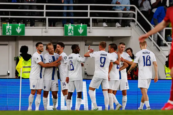 Joel Pohjanpalo ve Finlandiyalı oyuncular, Finlandiya ve Polonya milli takımları arasındaki Dünya Kupası 2026 Avrupa Ön eleme maçında gol attıktan sonra kutlama yaparken görüldüler (Maciej Rogowski)