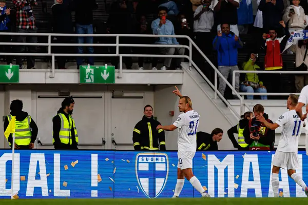 Joel Pohjanpalo, Finlandiya ve Polonya milli takımları arasındaki Dünya Kupası 2026 Avrupa ön eleme maçında gol attıktan sonra kutlama yaparken görüldü (Maciej Rogowski)
