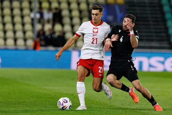 Tomasz Pienko ve Saba Khvadagiani, Polonya ve Gürcistan milli takımları arasında oynanan UEFA Euro U-21 2025 maçında görüldü (Maciej Rogowski)