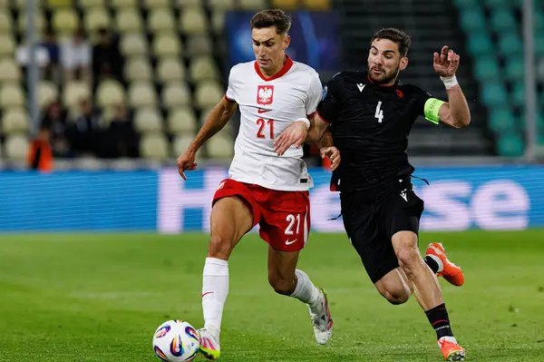 Tomasz Pienko ve Saba Khvadagiani, Polonya ve Gürcistan milli takımları arasında oynanan UEFA Euro U-21 2025 maçında görüldü (Maciej Rogowski)