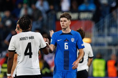 Almanya ve Slovenya milli takımları arasında oynanan UEFA U-21 2025 maçında Bright Arrey-Mbi ve Zan Jevsenak görüldü (Maciej Rogowski)
