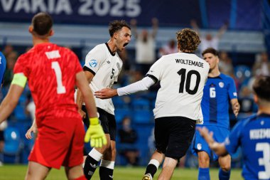 Max Rosenfelder ve Nick Woltemade, Almanya ve Slovenya milli takımları arasında oynanan UEFA U-21 2025 maçında gol attıktan sonra kutlama yaparken görüldü (Maciej Rogowski)