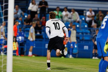 Nick Woltemade, Almanya ve Slovenya milli takımları arasında oynanan UEFA U-21 2025 maçında gol attıktan sonra kutlama yaparken görüldü (Maciej Rogowski)
