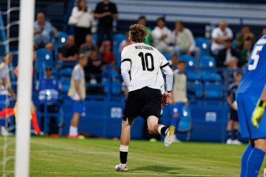 Nick Woltemade, Almanya ve Slovenya milli takımları arasında oynanan UEFA U-21 2025 maçında gol attıktan sonra kutlama yaparken görüldü (Maciej Rogowski)